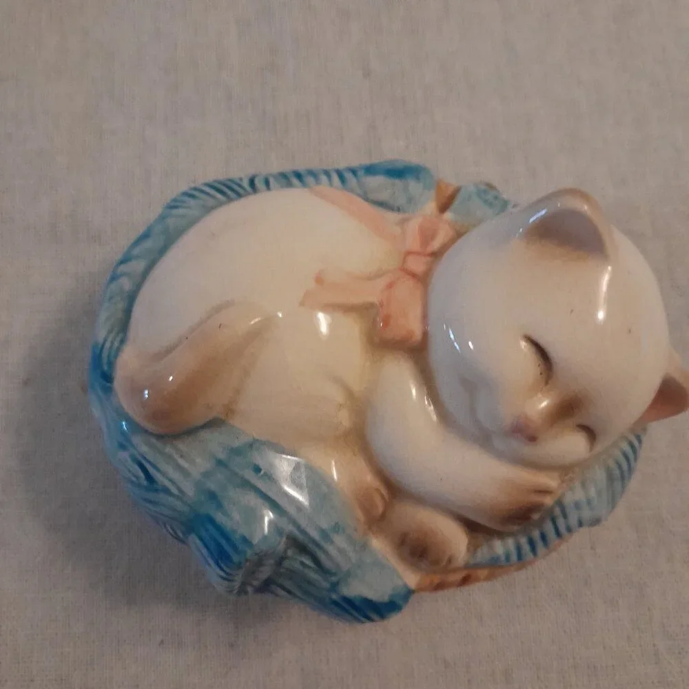 RARE VTG Avon Sleeping Siamese Kitten In Basket Pomander/Scent Diffuser